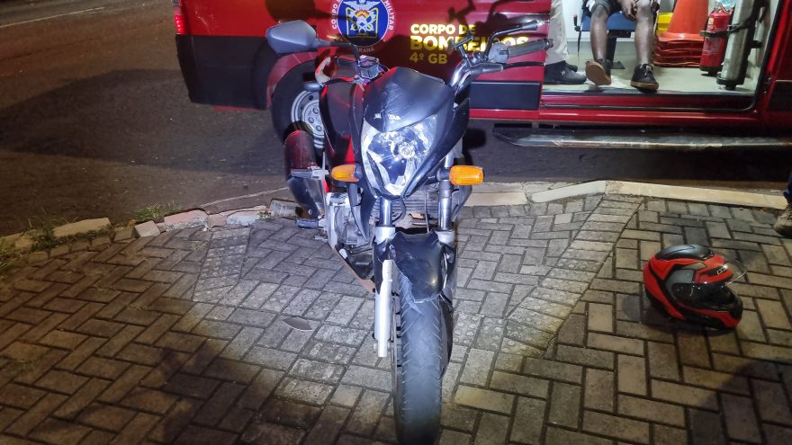 CB300 e Mini Cooper colidem na Avenida Brasil, no Bairro Coqueiral