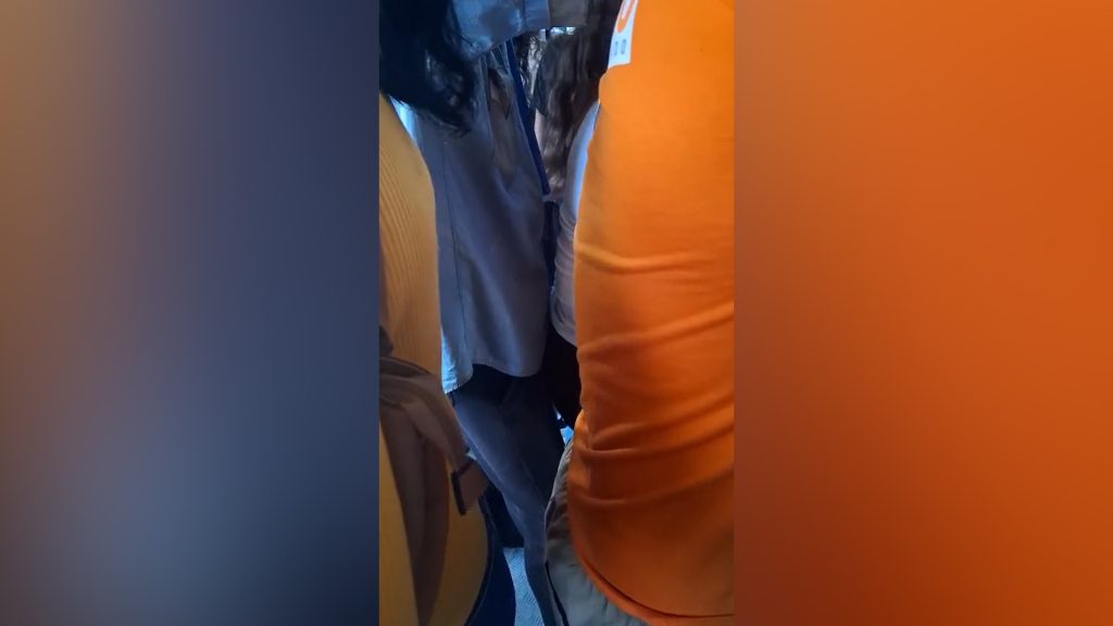 Idoso faz “sarrada em mulheres” constantemente no transporte público de Cascavel; veja vídeo