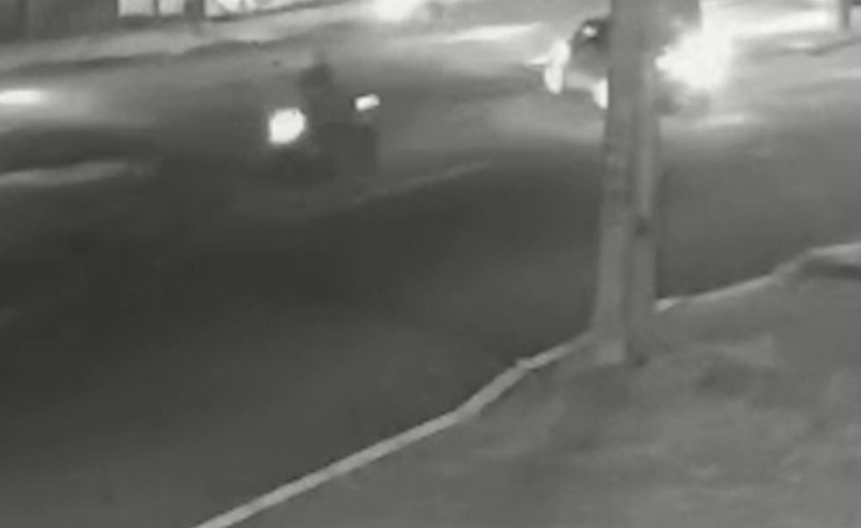 Acidente entre CB300 e Mini Cooper é flagrado por câmera de segurança