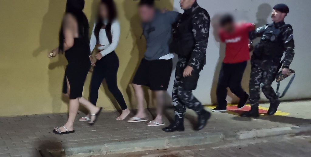 Choque detém jovens em flagrante por disparos de pistola no bairro Santa Cruz Choque detém jovens em flagrante por disparos de pistola no bairro Santa Cruz