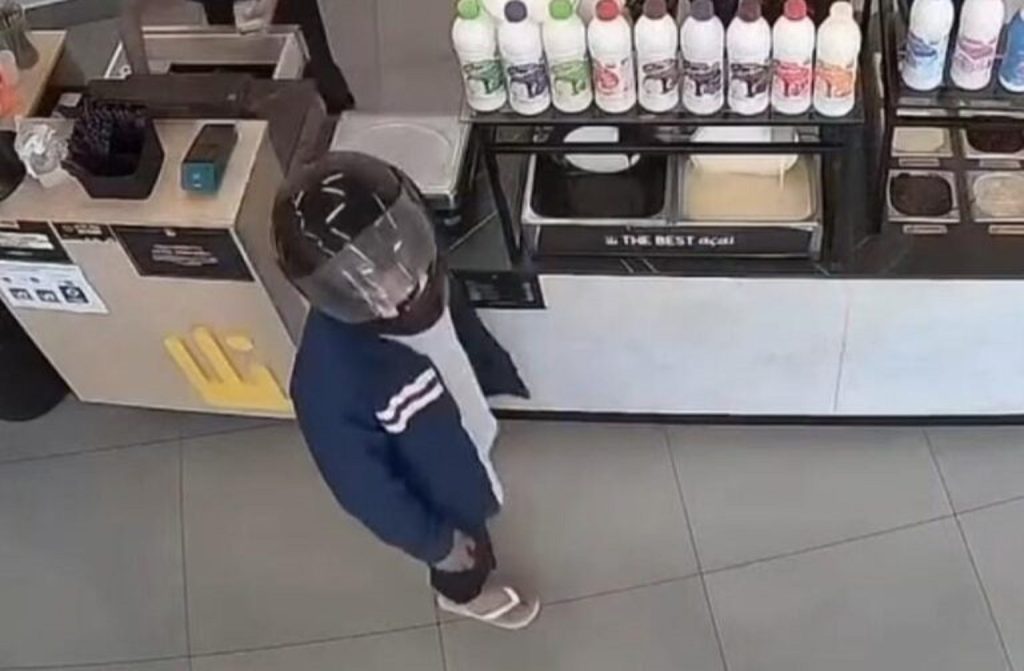 Vídeo: Sorveteria é alvo de assalto em plena luz do dia em Maringá Vídeo: Sorveteria é alvo de assalto em plena luz do dia em Maringá