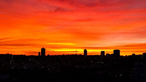 Céu laranja: poluição impacta na luz do sol e alerta para risco de incêndios, explica o Simepar Imagem referente a Céu laranja: poluição impacta na luz do sol e alerta para risco de incêndios, explica o Simepar
