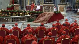 Missa na Basílica de São Pedro inicia conclave que escolherá o novo papa