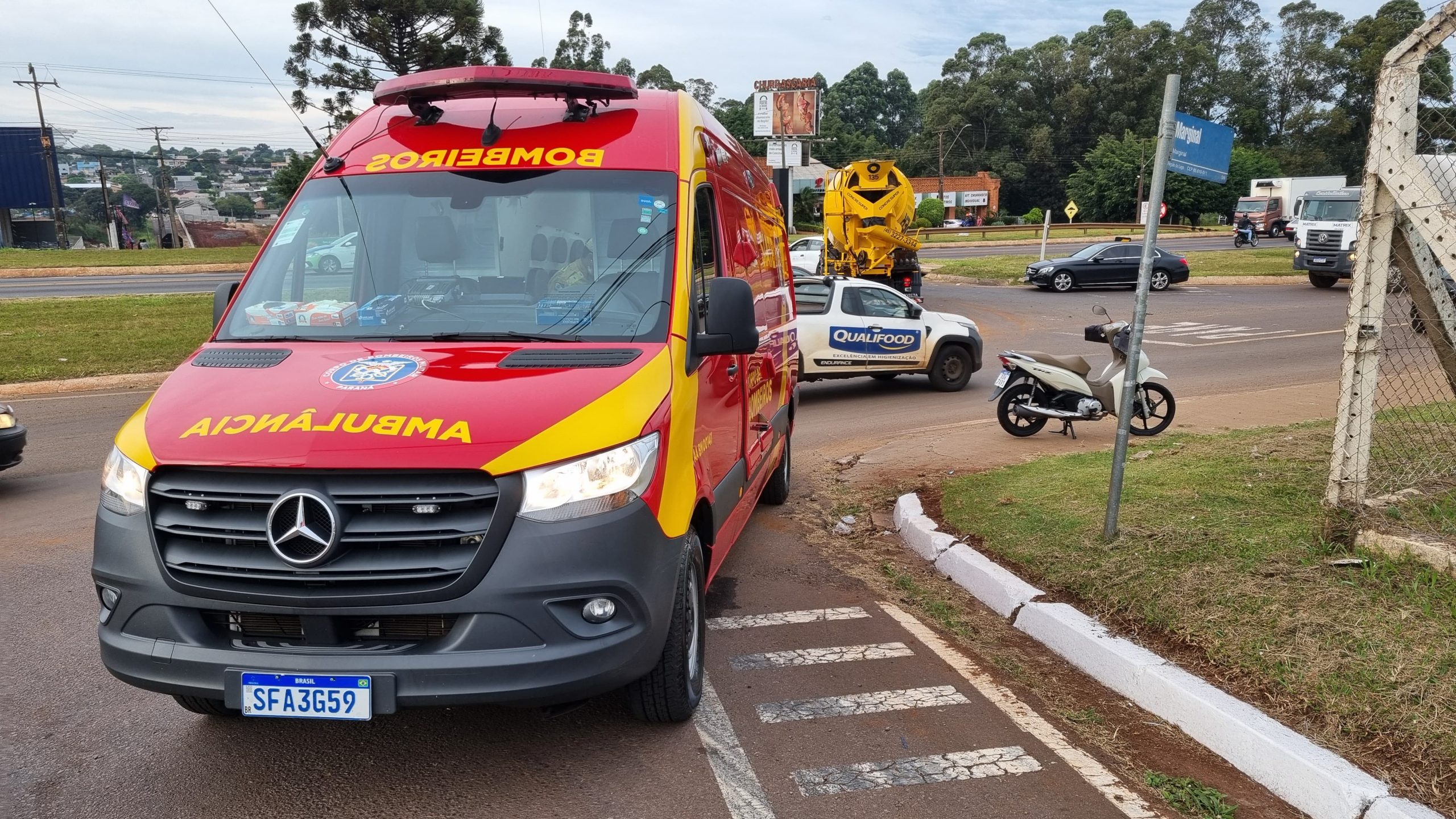 Carro e moto se envolvem em colisão no Trevo da Portal