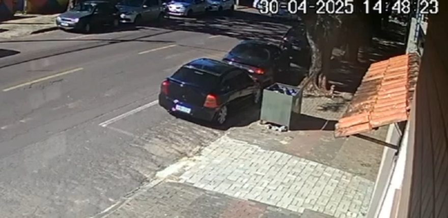 Homem bate em carro ao sair da vaga de estacionamento no Centro de Cascavel