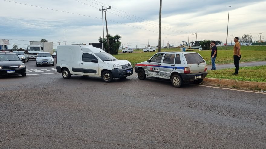 Uno e Fiorino se envolvem em colisão no Trevo do Bairro Guarujá
