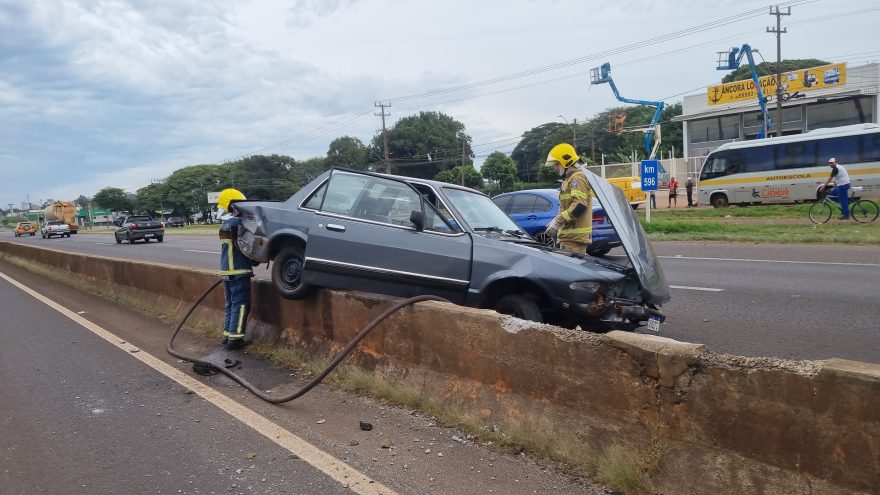 Del Rëy fica pendurado em mureta após colisão na BR-277, em Cascavel
