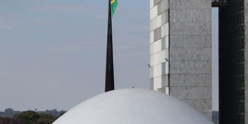 Relator apresenta novo parecer de marco de licenciamento ambiental Imagem referente a Relator apresenta novo parecer de marco de licenciamento ambiental