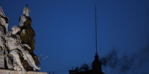 Fumaça preta: cardeais ainda não escolheram papa Imagem referente a Fumaça preta: cardeais ainda não escolheram papa