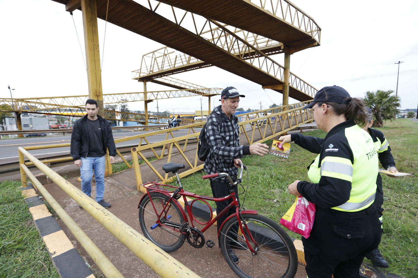 Campanha Maio Amarelo promove ação de conscientização sobre uso seguro das passarelas Campanha Maio Amarelo promove ação de conscientização sobre uso seguro das passarelas