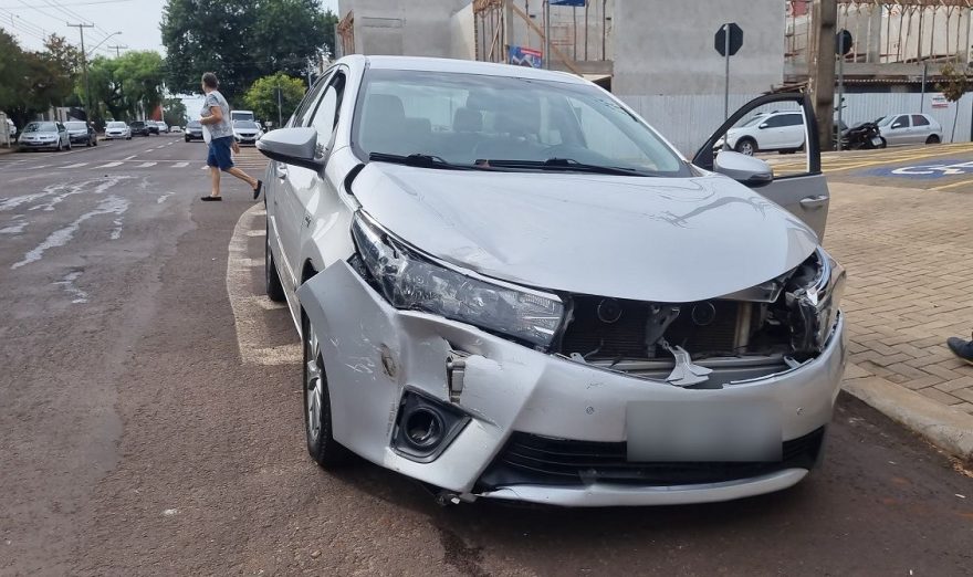 Corolla com placas de Laranjeiras do Sul se envolve em acidente em Cascavel