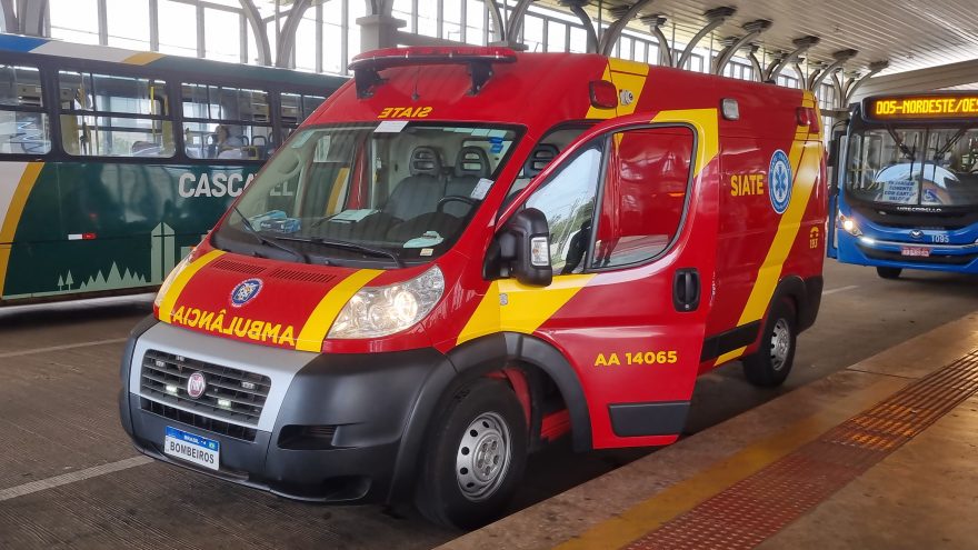 Mulher ferida é socorrida pelo Siate no Terminal Oeste
