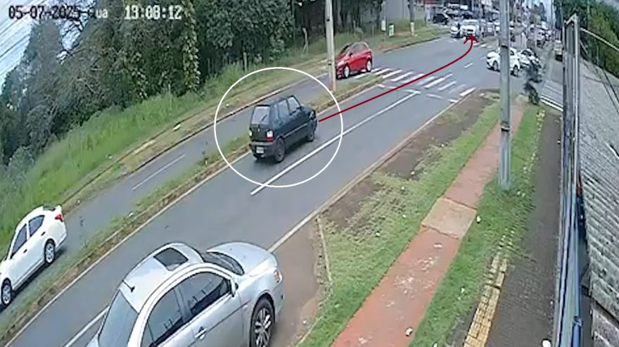 Câmeras de segurança registram Uno invadindo a contramão antes de bater contra Amarok em colisão mortal
