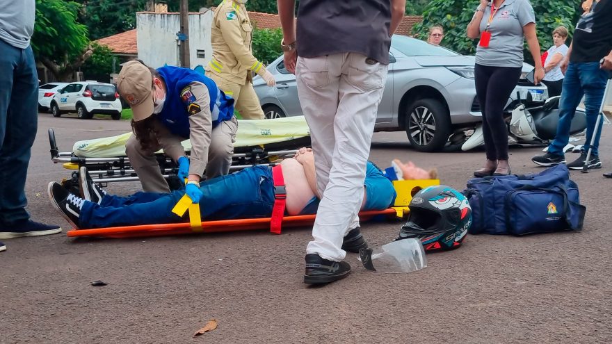 Motociclista é socorrido pelo Siate após forte colisão no Parque São Paulo