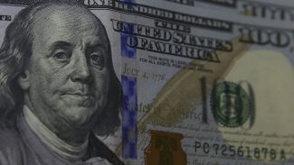 Dólar sobe para R$ 5,74 à espera de Copom