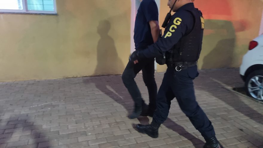 Suspeito alega querer ver filhos, mas viola medida protetiva e é detido no Tarumã