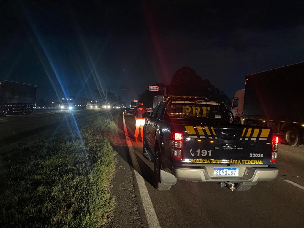 Rapaz morre após grave acidente na BR-376; ele caiu com a moto e foi atingido pela roda de um caminhão