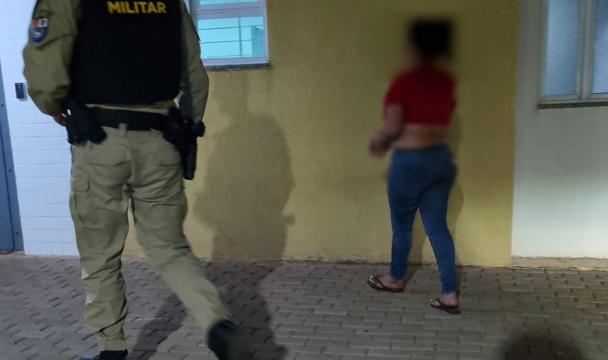 Mãe é detida acusada de agredir os próprios filhos no bairro Santa Cruz; crianças pediram ajuda aos vizinhos