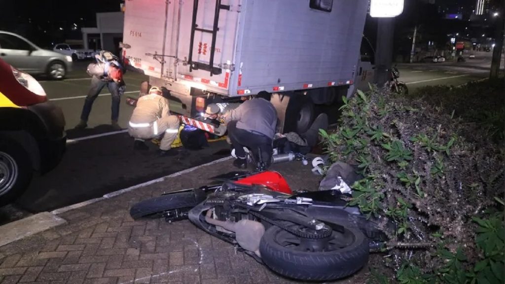 Casal fica gravemente ferido após acidente entre carro e moto em Ponta Grossa Casal fica gravemente ferido após acidente entre carro e moto em Ponta Grossa