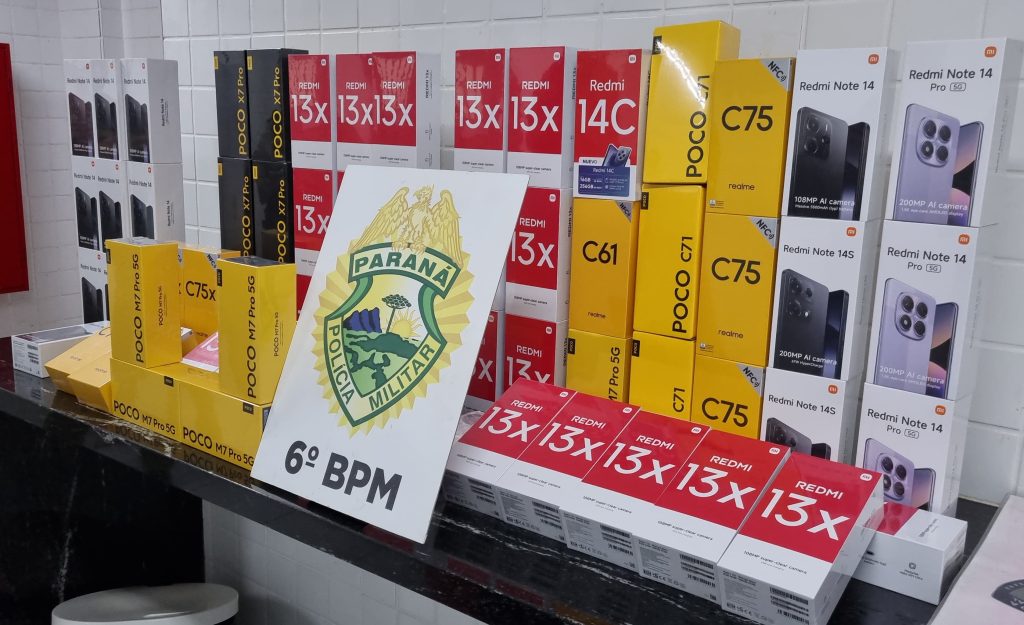 PM intercepta veículos e apreende 60 celulares contrabandeados na BR-277 em Cascavel PM intercepta veículos e apreende 60 celulares contrabandeados na BR-277 em Cascavel