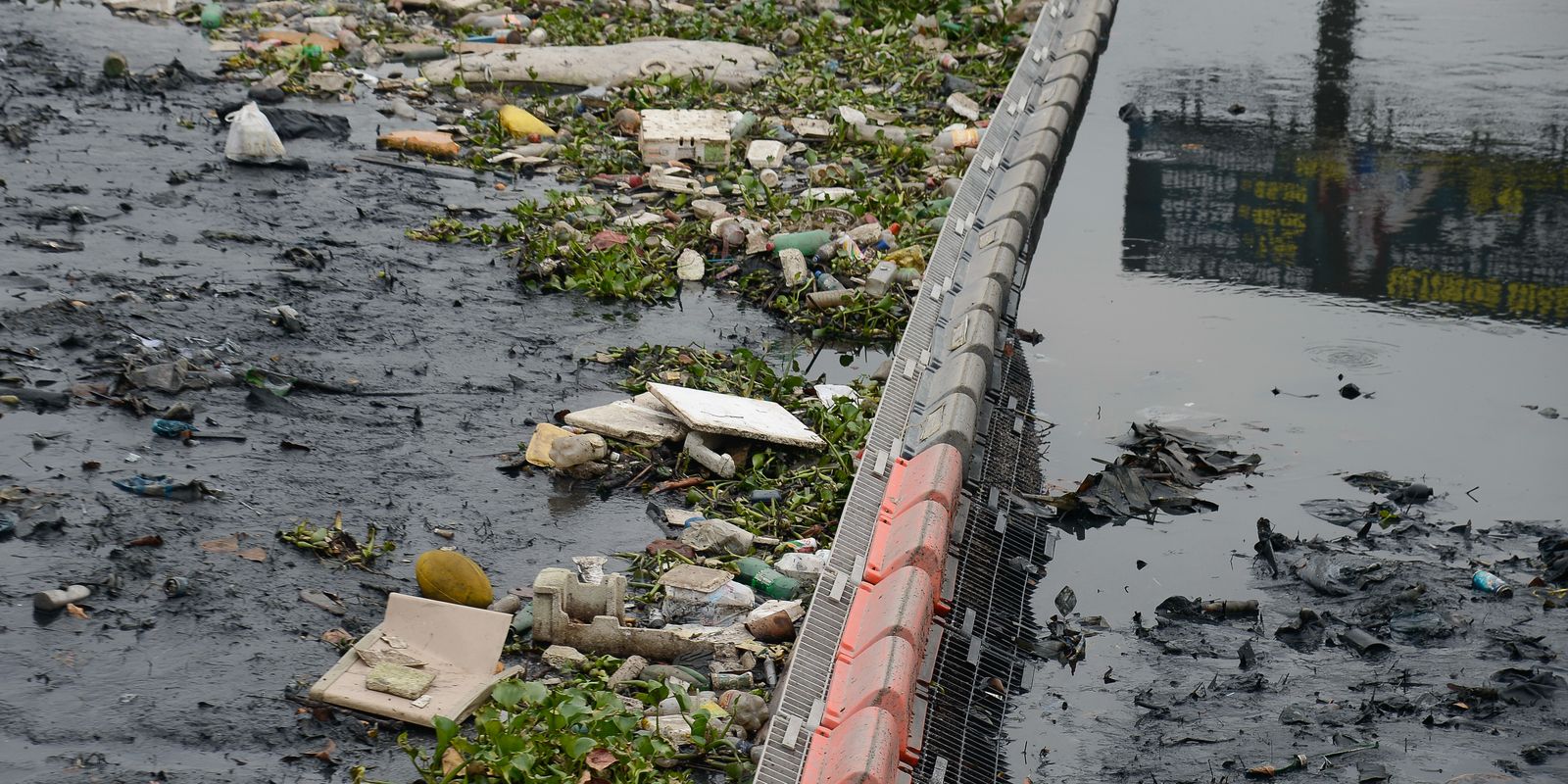 Três milhões de litros de chorume poluem a Baía da Guanabara por dia