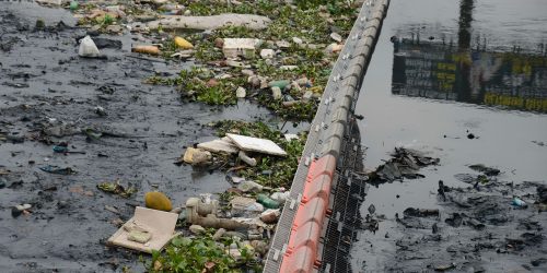 Baía de Guanabara recebe 3 milhões de litros de chorume por dia Imagem referente a Baía de Guanabara recebe 3 milhões de litros de chorume por dia