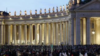 Conclave: Vaticano tem fumaça preta após nova votação