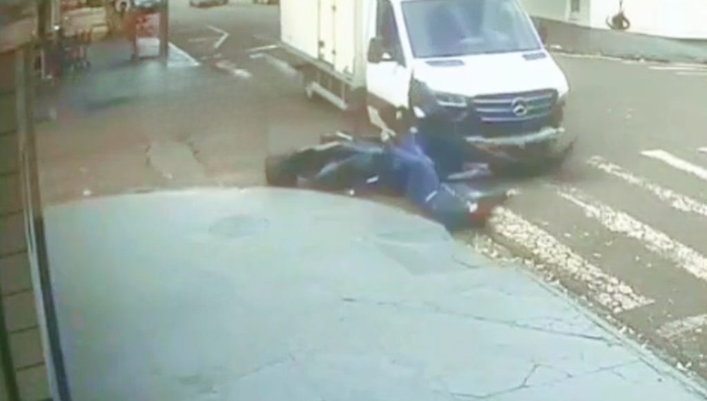 Caminhão invade preferencial e atinge motociclista em Maringá; mulher caiu inconsciente Caminhão invade preferencial e atinge motociclista em Maringá; mulher caiu inconsciente