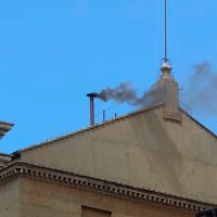Imagem referente a Fumaça preta na manhã desta quinta indica que novo papa ainda não foi escolhido