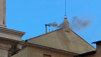 Fumaça preta na manhã desta quinta indica que novo papa ainda não foi escolhido