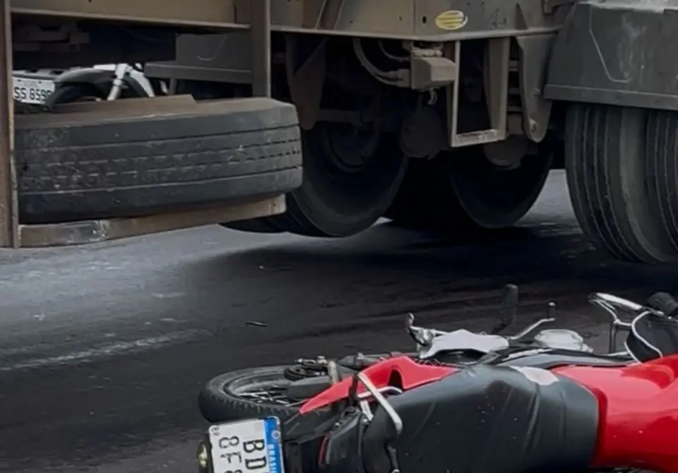 Motociclista morre em acidente com caminhão no Contorno Sul e garupa fica em estado grave