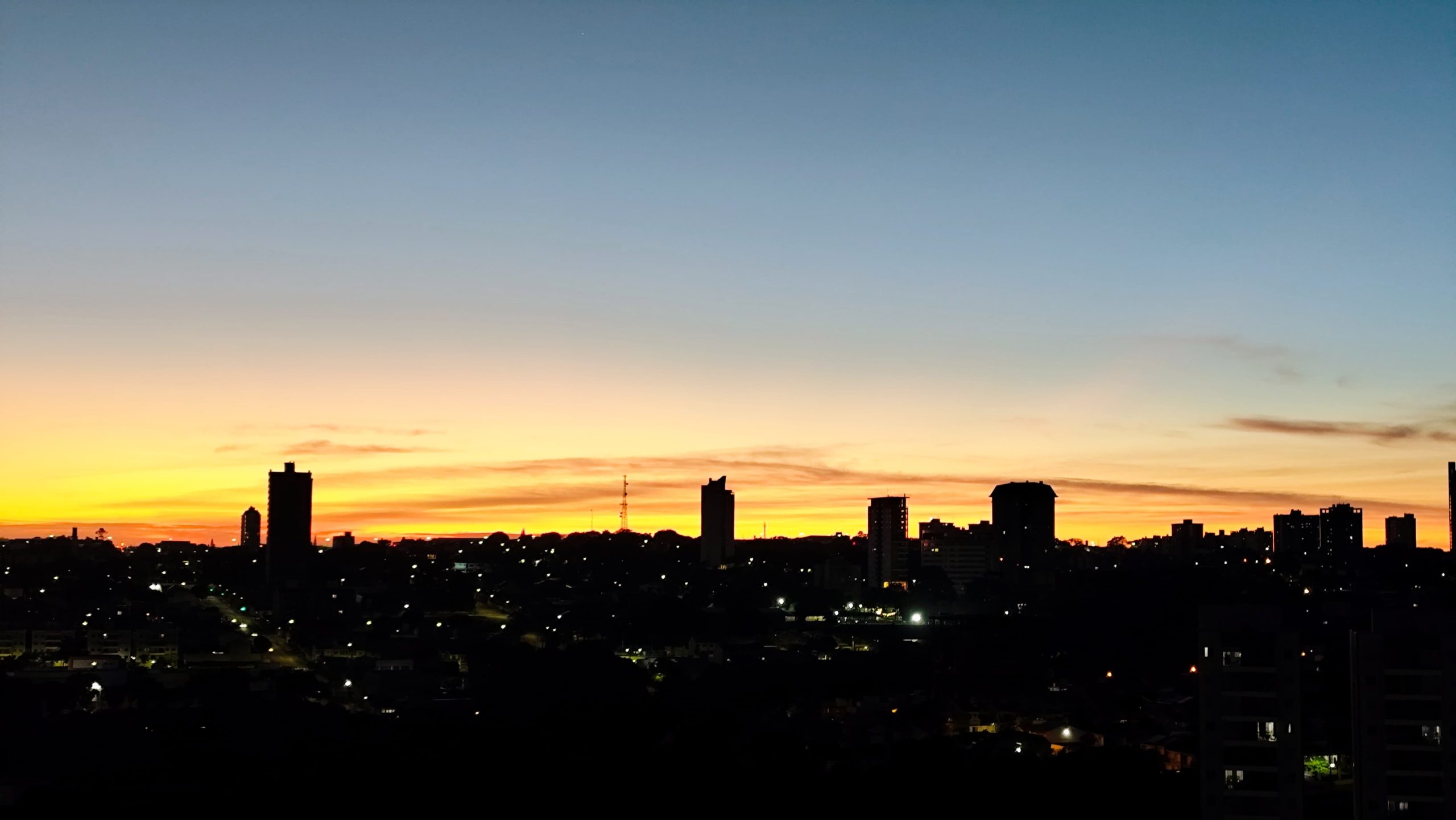 Cascavel tem quinta-feira com clima bipolar: friozinho cedo, calor depois e ventania o dia todo