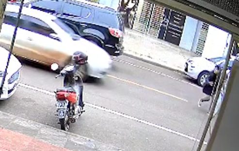 Grave: vídeo mostra momento em que crianças são atropeladas no Bairro São Cristóvão Imagem referente a Grave: vídeo mostra momento em que crianças são atropeladas no Bairro São Cristóvão