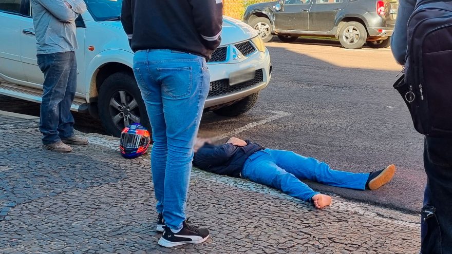 Motociclista fica ferido após colisão com Renault Duster no bairro Cancelli