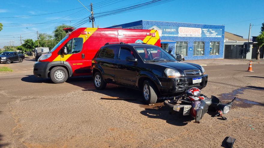 Motociclista fica ferida após colisão entre Tucson e Biz no Santa Felicidade