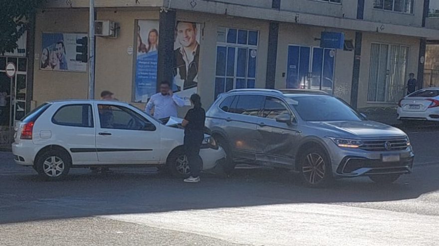 Colisão de trânsito prejudica trânsito no Centro de Cascavel