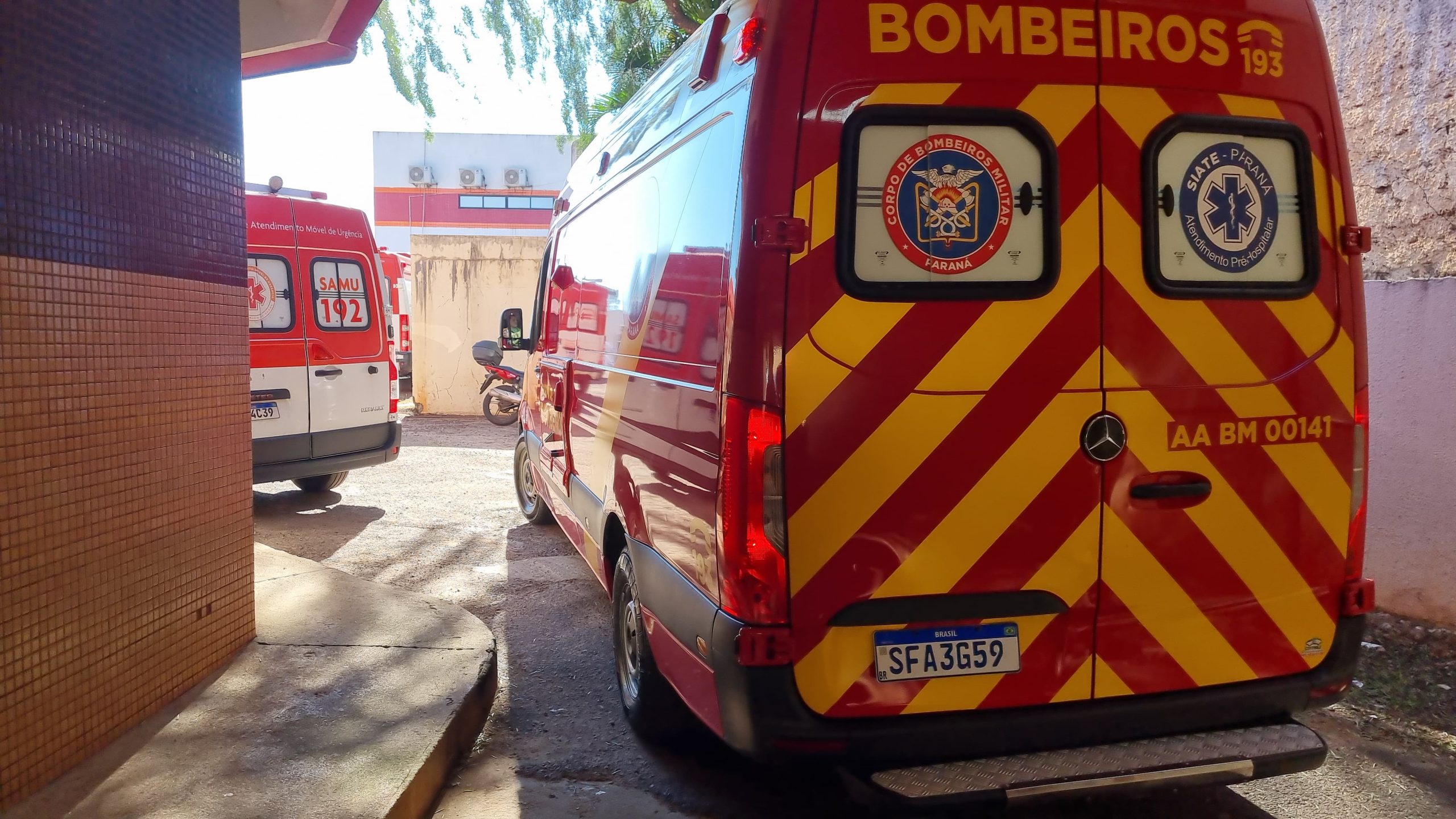 Trabalhador sofre queda de dois metros durante troca de toldo e é socorrido pelo Siate