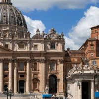 Imagem referente a Vaticano registra fumaça branca; novo papa é eleito