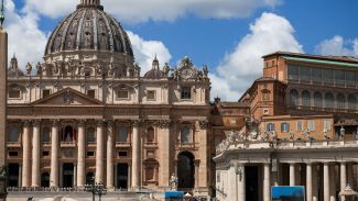 Vaticano registra fumaça branca; novo papa é eleito