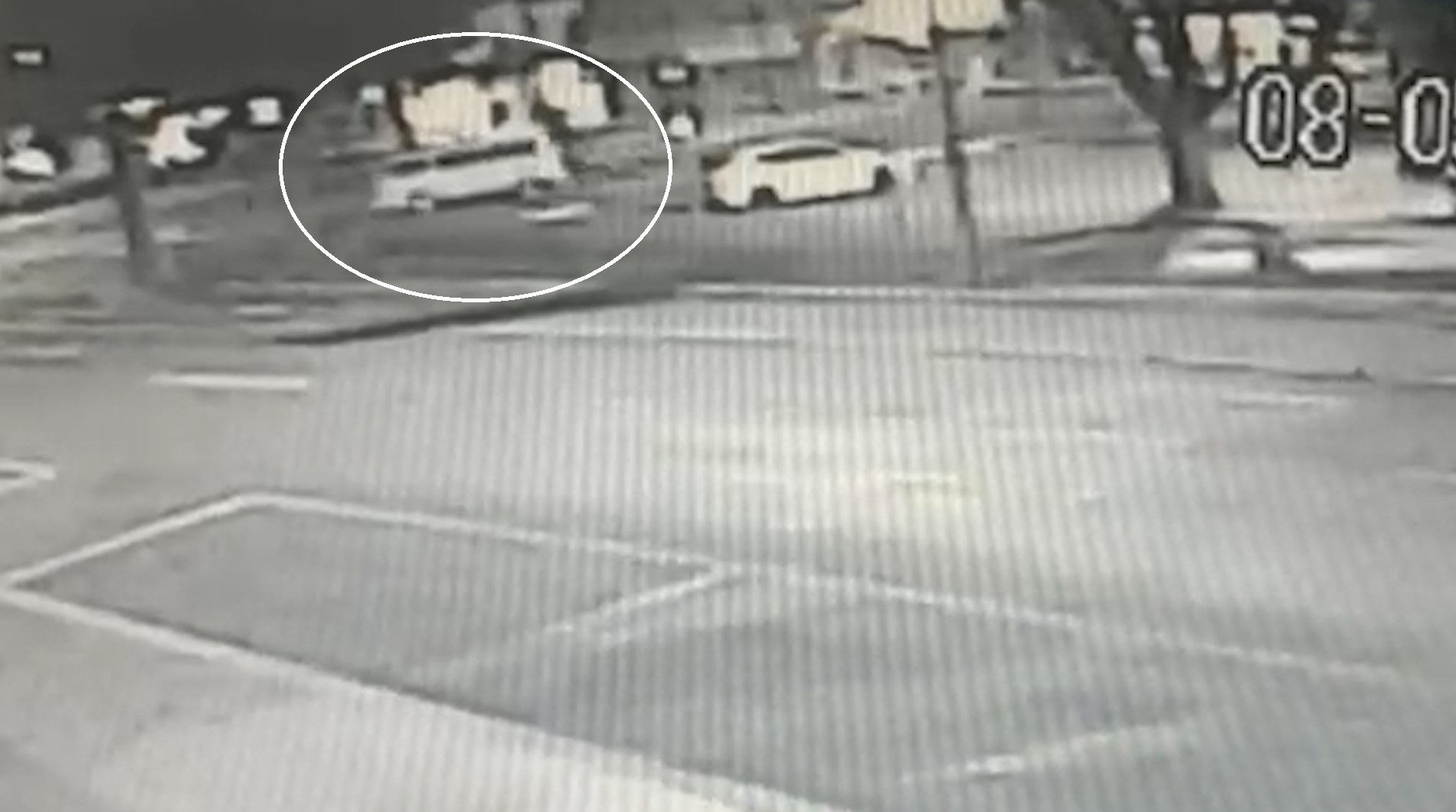 Câmera de segurança flagra furto de Kombi na Avenida Brasil