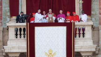 Papa Leão XIV pede paz e lembra Francisco: “ajudem a construir pontes”