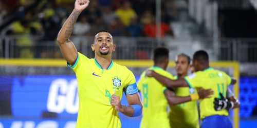 Brasil goleia Espanha e avança à semi do Mundial de futebol de areia Brasil goleia Espanha e avança à semi do Mundial de futebol de areia