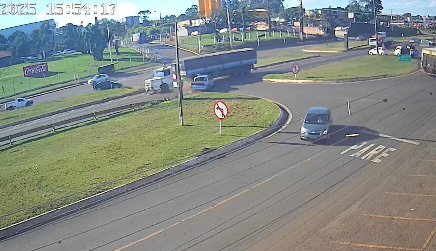 Vídeo: Caminhão atinge em cheio S10 no Trevo da Portal