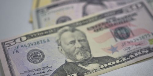 Dólar cai para R$ 5,66 após Copom e acordo entre EUA e Reino Unido Imagem referente a Dólar cai para R$ 5,66 após Copom e acordo entre EUA e Reino Unido