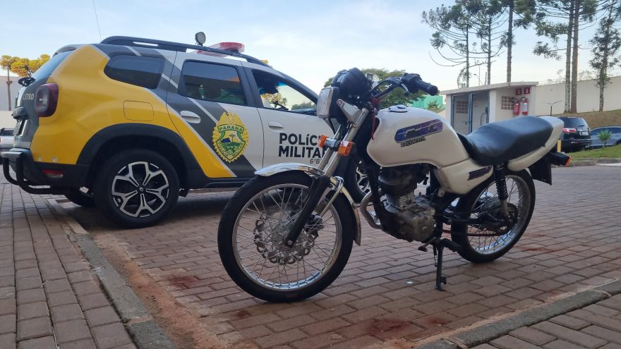 Adolescente é flagrado pilotando moto sem retrovisores no Universitário