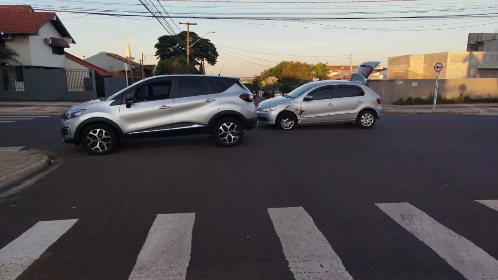 Carros colidem na Rua Alexandre de Gusmão em Cascavel