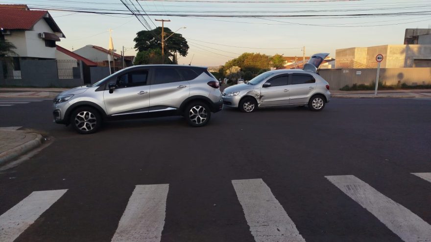 Carros colidem na Rua Alexandre de Gusmão em Cascavel