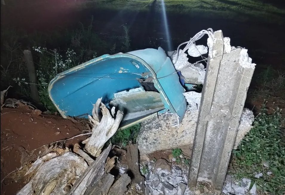 Caminhão derruba poste e ‘orelhão’ em estrada de Apucarana