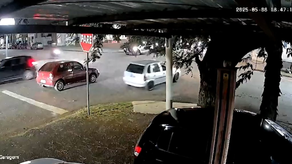 “Que bordoada”: Imagem flagra forte batida entre carro e moto no Bairro São Cristóvão