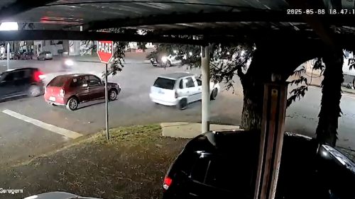 Imagem referente a “Que bordoada”: Imagem flagra forte batida entre carro e moto no Bairro São Cristóvão